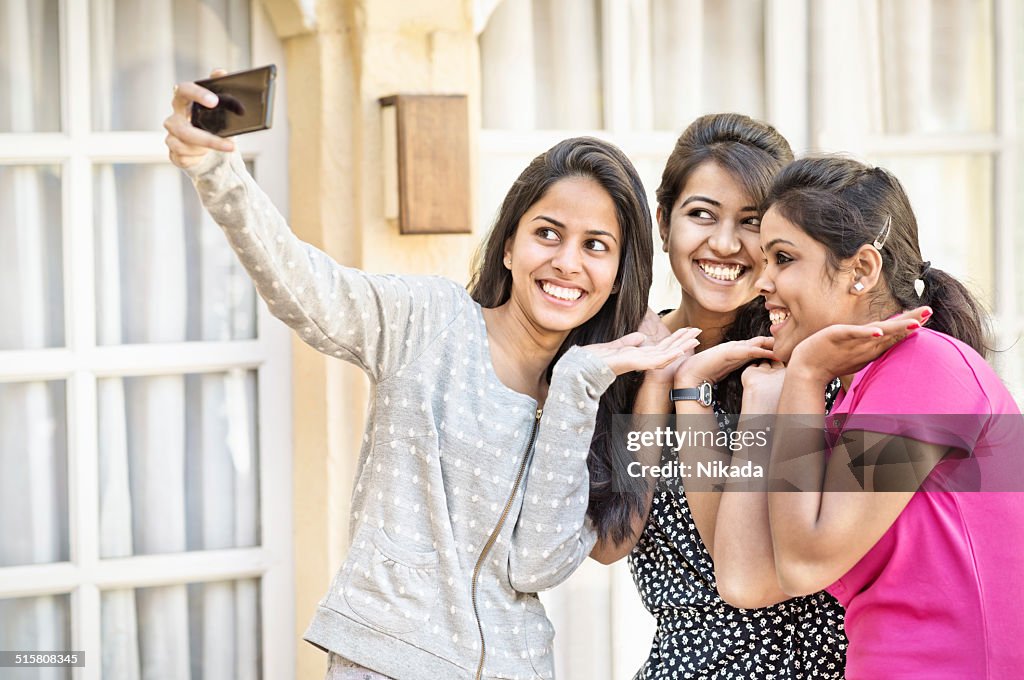 Indian adolescente meninas tomando uma selfie