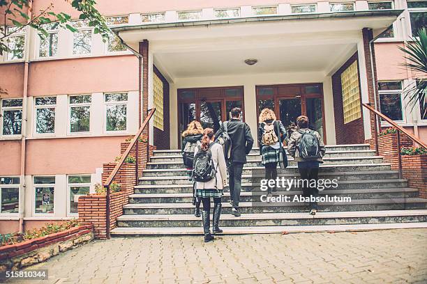 cinco estudantes que vão para a escola turquia, istambul - edifício de escola secundária imagens e fotografias de stock