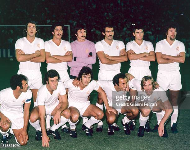 The Real Madrid, 1974 : standing: Sol, Benito, Miguel Angel, Pirri, Camacho and Breitner; kneeling: Amancio, Del Bosque, Santillana, Roberto Martinez...