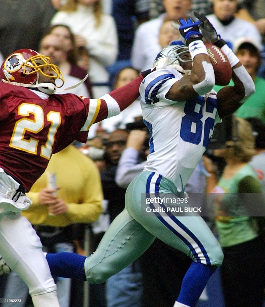 James McKnight (R) of the Dallas Cowboys hauls in