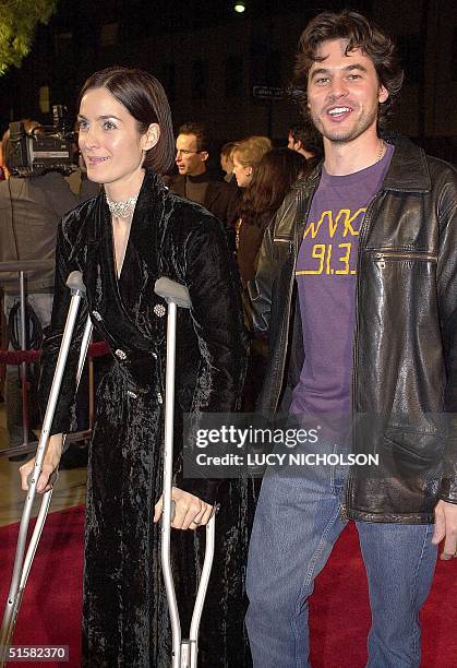Actress Carrie-Anne Moss arrives at the Los Angeles premiere of her new film "Chocolat" with her husband Steven Roy, in Beverly Hills, 11 December...