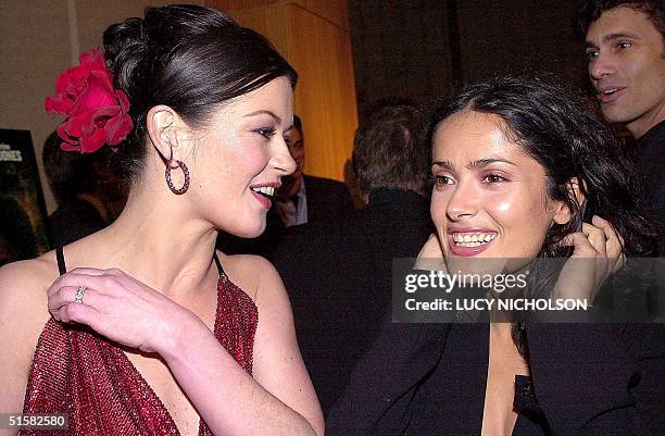 Welsh actress Catherine Zeta-Jones talks to Mexican actress Salma Hayek at the premiere of their new film "Traffic" in Beverly Hills, CA, 14...