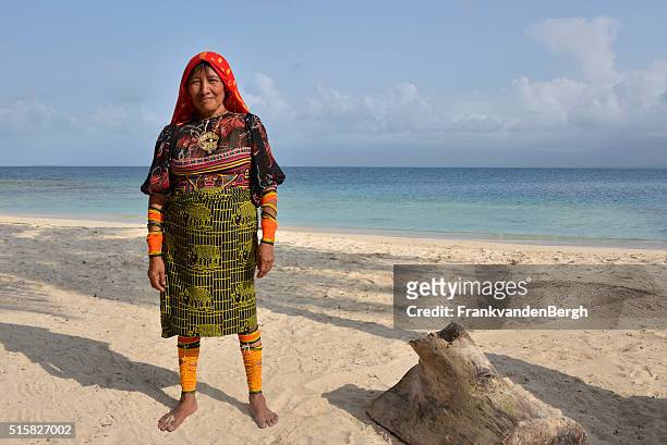 traditionelle kuna indischen tribal frau am strand - mola kuna stock-fotos und bilder