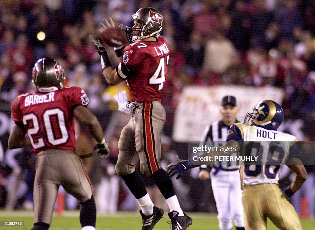 Tampa Bay Buccaneers John Lynch(C) intercepts a pa