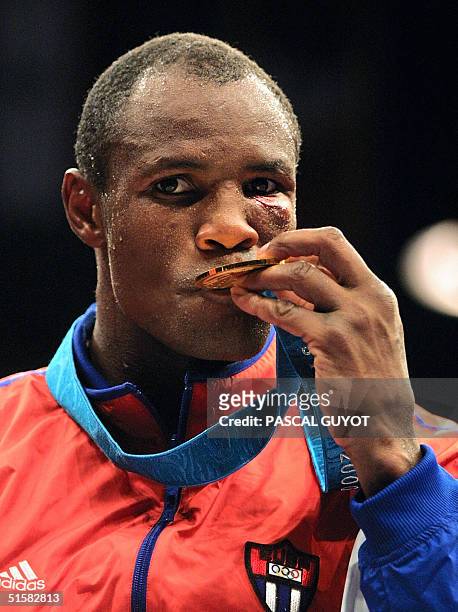This file photo taken 30 September 2000 shows Cuban boxer Felix Savon, kissing the gold medal of Sydney 2000 Olympic Games The superchampion of...