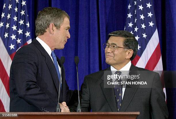 Current Secretary of Commerce Norman Mineta , a democrat, shakes hands with US President-elect George W. Bush at press conference 02 January in...