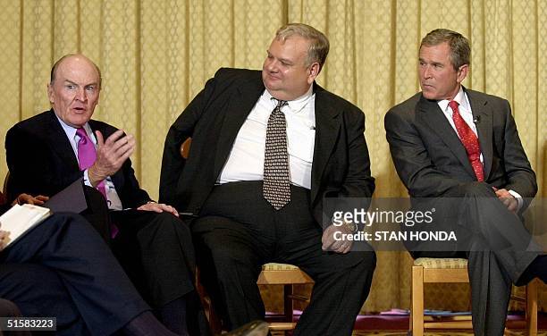 President-elect George W. Bush and economic advisor Larry Lindsey listen to General Electric Chairman John F. Welch, Jr. At an economic forum 03...