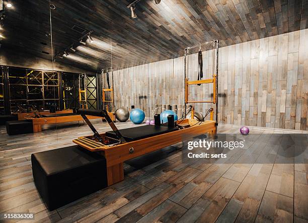 salle de pilates dans le centre de remise en forme - pilates cadillac photos et images de collection