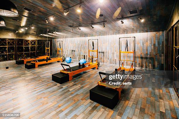 salle de pilates dans le centre de remise en forme - pilates cadillac photos et images de collection