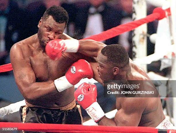 Heavyweight Bruce Seldon lands a right against Tony Tucker in the second round of the title fight for the vacant WBA Heavyweight Championship bout 08...
