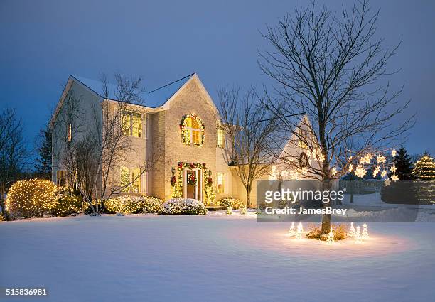 decoración festiva de navidad en casa con iluminación, la nieve - casa navidad fotografías e imágenes de stock