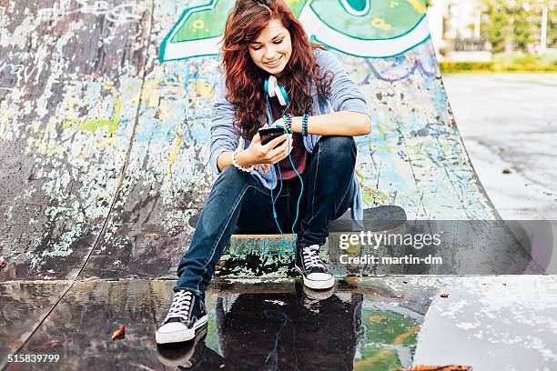 girl texting on smartphone - girl wet casual clothing stock pictures, royalty-free photos & images