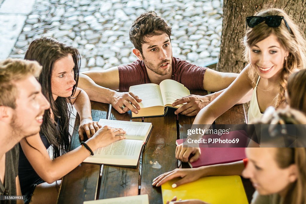 Grupo de estudiantes estudiando juntos