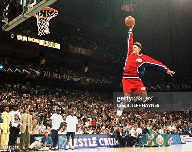 Brent Barry of the Los Angeles Clippers flies through the air toward the basket 10 February during the NBA slam-dunk contest at the Alamodome in San...