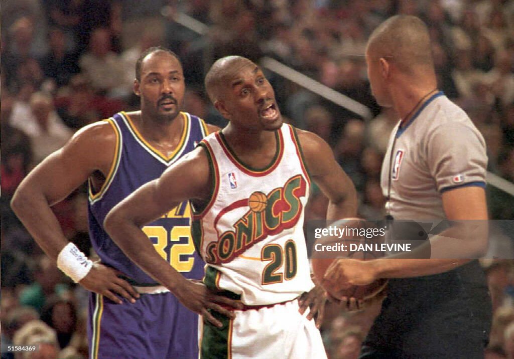 Seattle Supersonic Gary Payton (C) argues a foul c