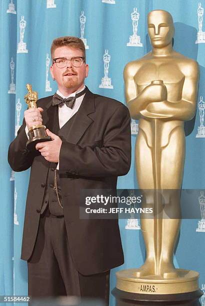 Christopher McQuarrie, winner of the of the Best Original Screenplay for the movie "The Usual Suspects," poses with his Oscar 25 March at the Dorothy...