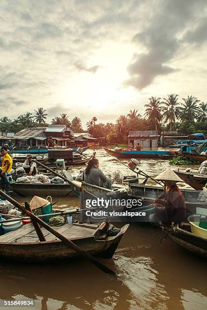 sun rise at the can tho floating market - can tho province stock pictures, royalty-free photos & images