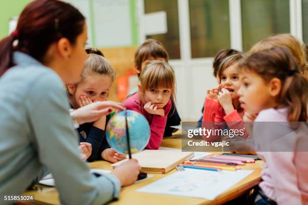 enseignants et enfants d'âge préscolaire avec globe. - géographie photos et images de collection