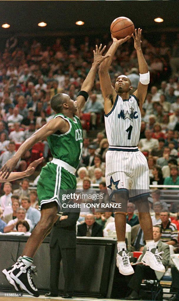 Orlando Magic guard (1) Anfernee Hardaway takes to