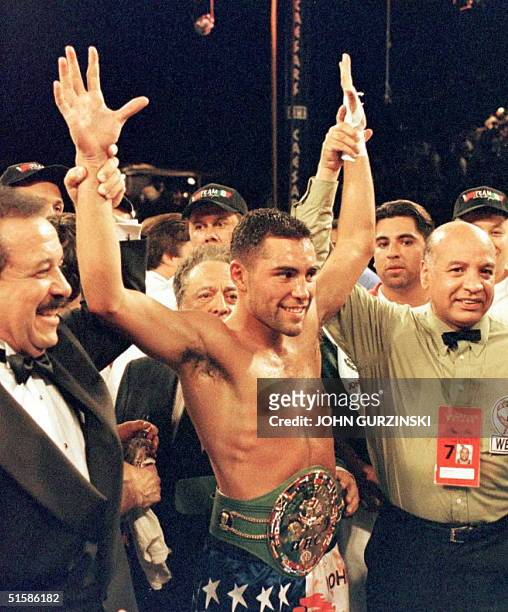 American Oscar de la Hoya wears the WBC Super Lightweight Title belt 07 June after he defeated former champion Julio Cesar Chavez from Mexico with a...