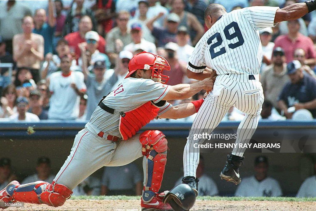 Texas Rangers' catcher Ivan Rodriguez (L) tags out