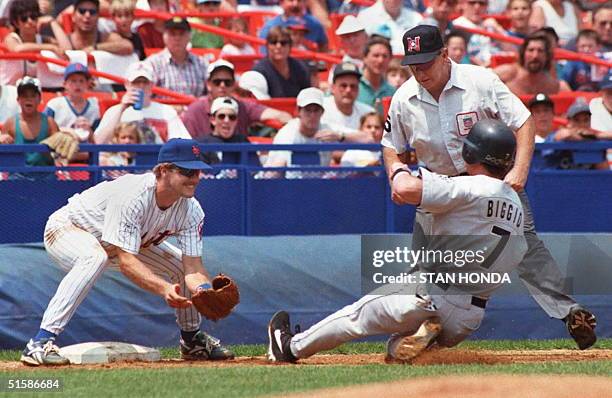 With ball in glove, New York Mets third baseman Jeff Kent has plenty of time before tagging out Craig Biggio of the Houston Astros in the third...