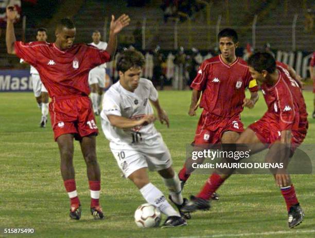 Brasil Diego of Santos from Brazil, tries to avoid Ruben Busto and Pablo Navarro of the America from Cali, Colombia, 05 Febuary 2003, during a game...