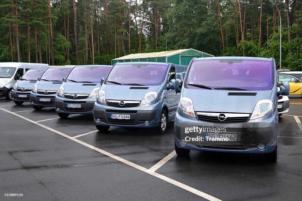 Opel Vivaro Fahrzeuge auf den Parkplatz in einer Reihe