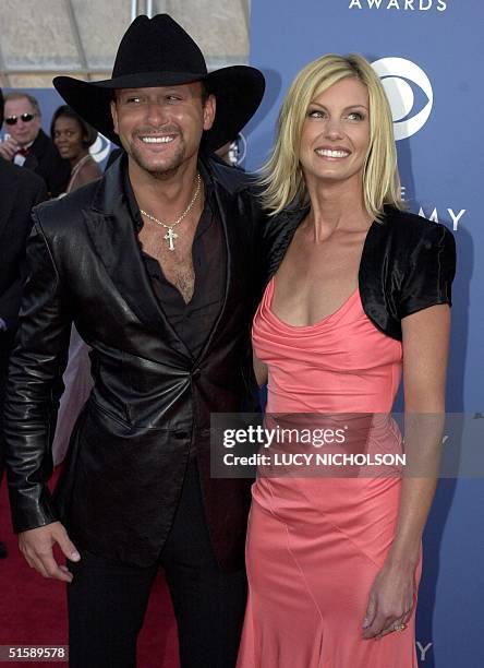 Country music stars, husband and wife Tim McGraw and Faith Hill arrive together at the 43rd Annual Grammy Awards in Los Angeles 21 February 2001....