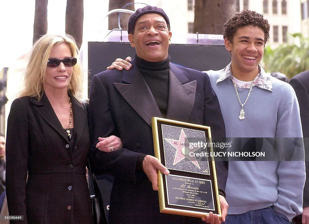 US Jazz singer Al Jarreau (C) poses with his wife
