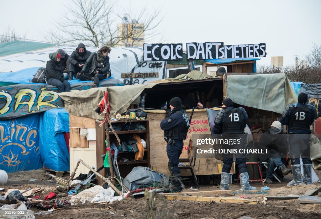 TOPSHOT-FRANCE-EUROPE-MIGRANTS-CAMP