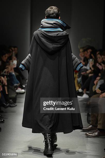 Model walks the runway at the Safak Tokur show during the Mercedes-Benz Fashion Week Istanbul Autumn/Winter 2016 at Zorlu Center on March 16, 2016 in...