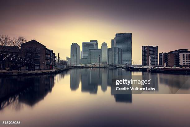 canary wharf sunset, london, uk - london docklands stockfoto's en -beelden