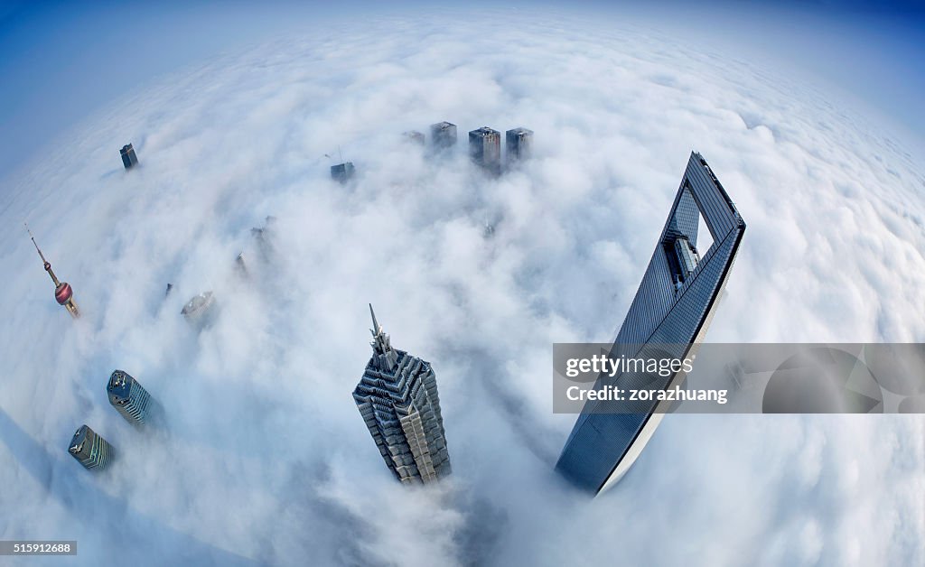 Shanghai Skyline im Meer Wolken