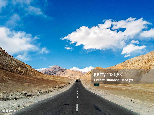 road near magnetic hill, leh, ladakh - magnetic hill ladakh photos et images de collection