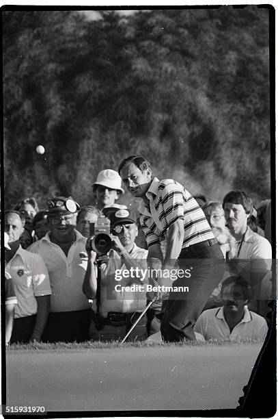 Birmingham, MI: David Graham, of Delray Beach, FL, chips from the rough on the first hole of sudden-death at the 61st PGA Championships 8/5. Graham...