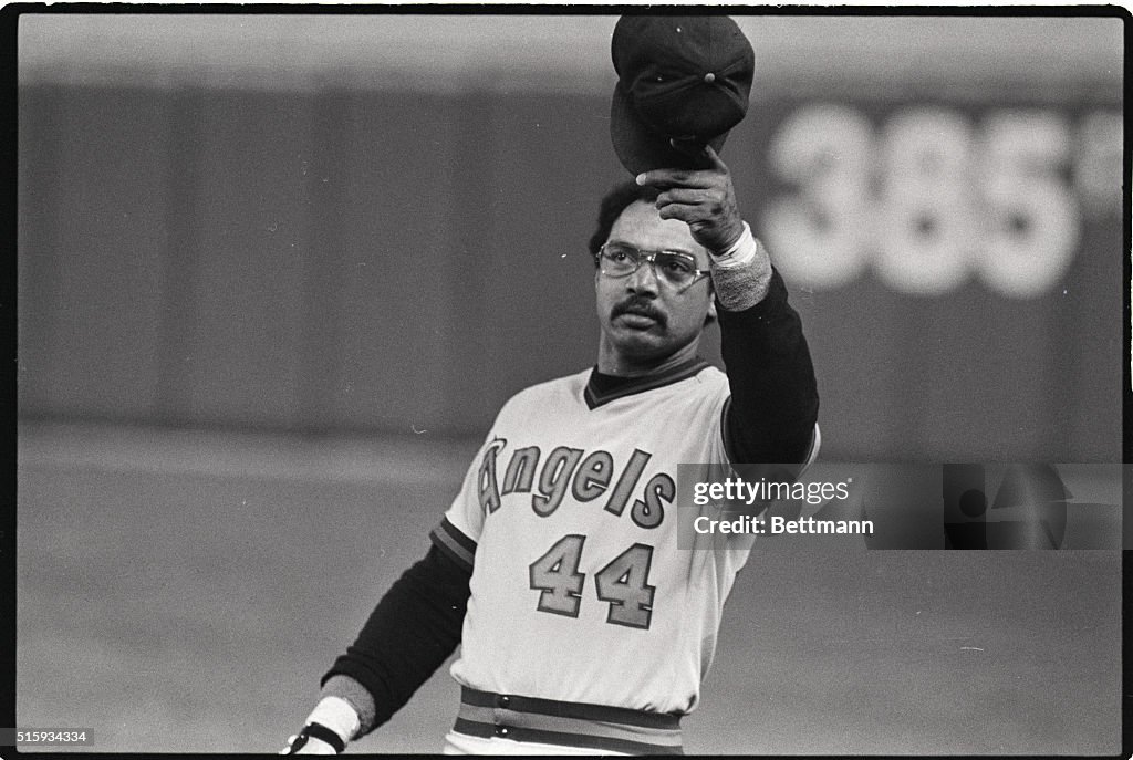 Reggie Jackson Tips Hat To Crowd