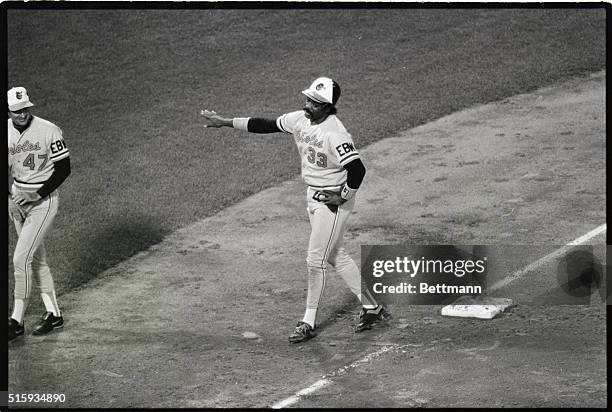 Boston, MA Orioles' Eddie Murray waves to fans after it was announced that he had just gotten his 2,000th career hit, a single in the fourth inning,...