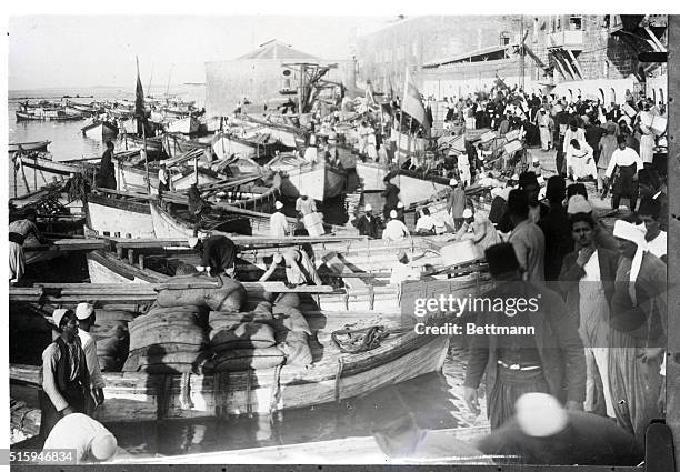 Jerusalem: Palesine makes first exportation of oranges-scene in the orange market in Jaffa through which port the first export shipment of oranges...