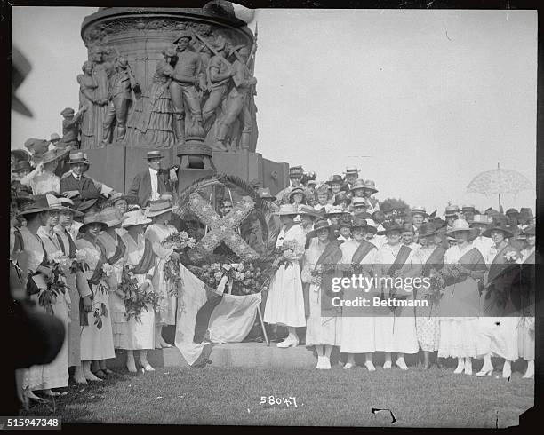 Arlington, VA: Daughters of the Confederacy unveiling the "Southern Cross" monument at Arlington, VA.