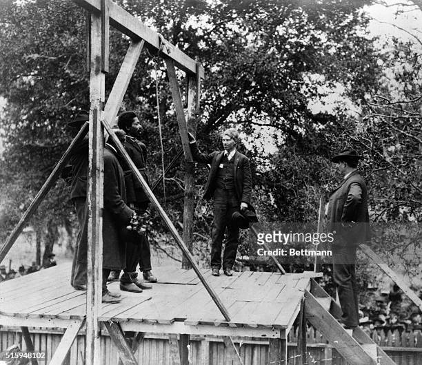 Execution by hanging of a negro man in the South. Executioner preparing the noose. Photgraph, 1906. ORIGINAL CAPTION