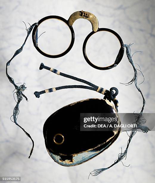 Spectacles Threads 629 Old Fashioned Reading Glasses Stock Photos, High-Res Pictures, and ...