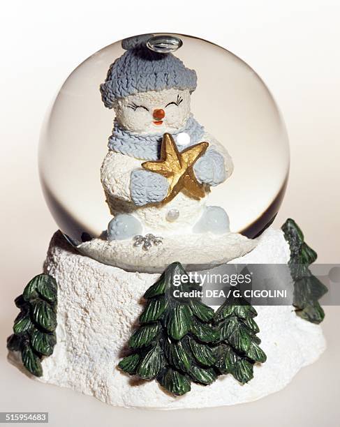 Snowman with star, snowglobe. 20th century.