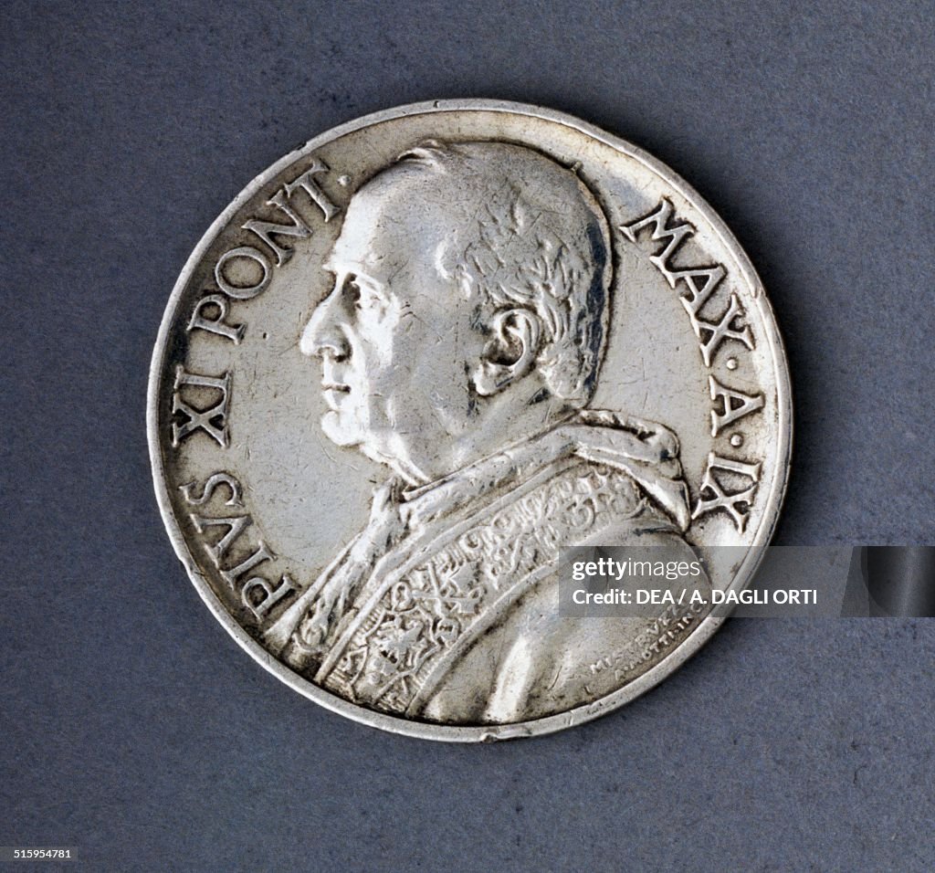 5 lire coin of Pope Pius XI (1922-1939)...