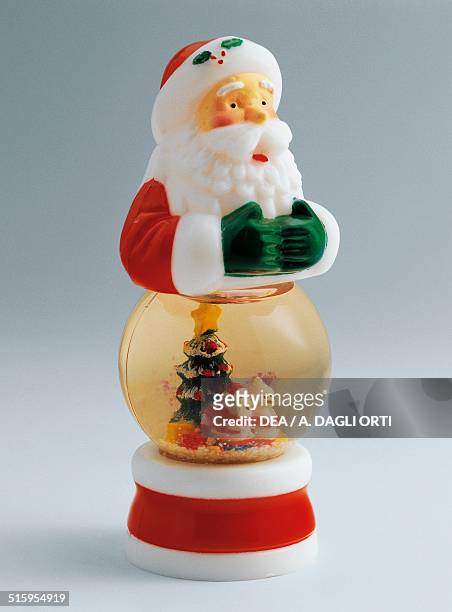 Santa Claus, salt shaker, snowglobe. 20th century.