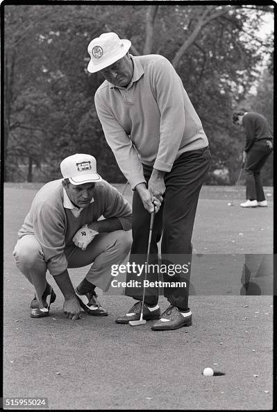 St. Louis, MO- Blind golfer Charley Boswell, Birmingham, AL, sinks a