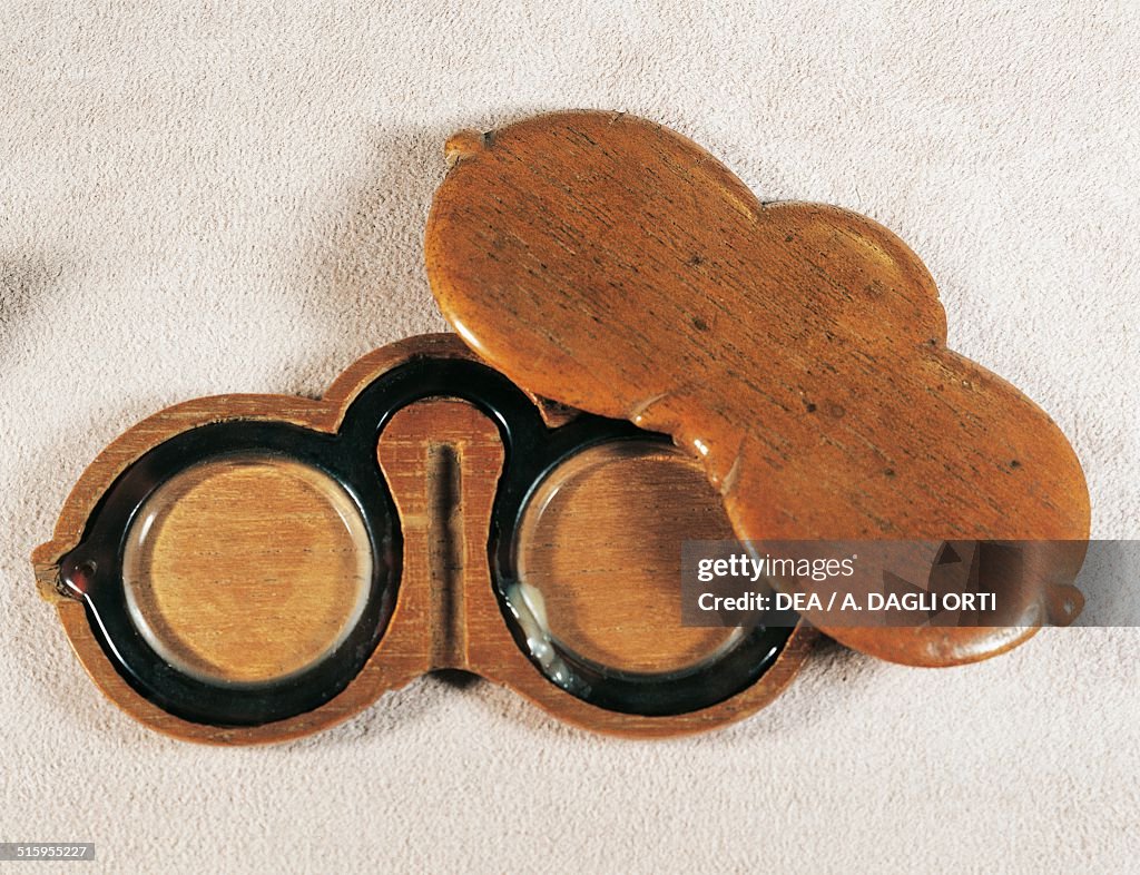 Bow spectacles in tortoise shell with bamboo case...