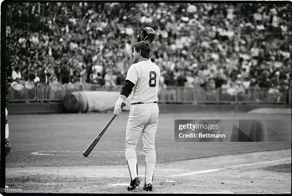 Carl Yastrzemski Tips Hat To Fans