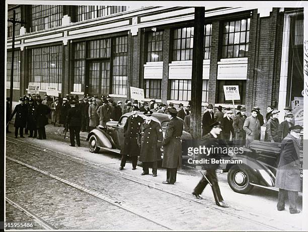 St. Louis, Minnesota: United Automobile Workers pickets and police in front of the Ford Motor Company assembly plant in St. Louis, Mo., where the CIO...