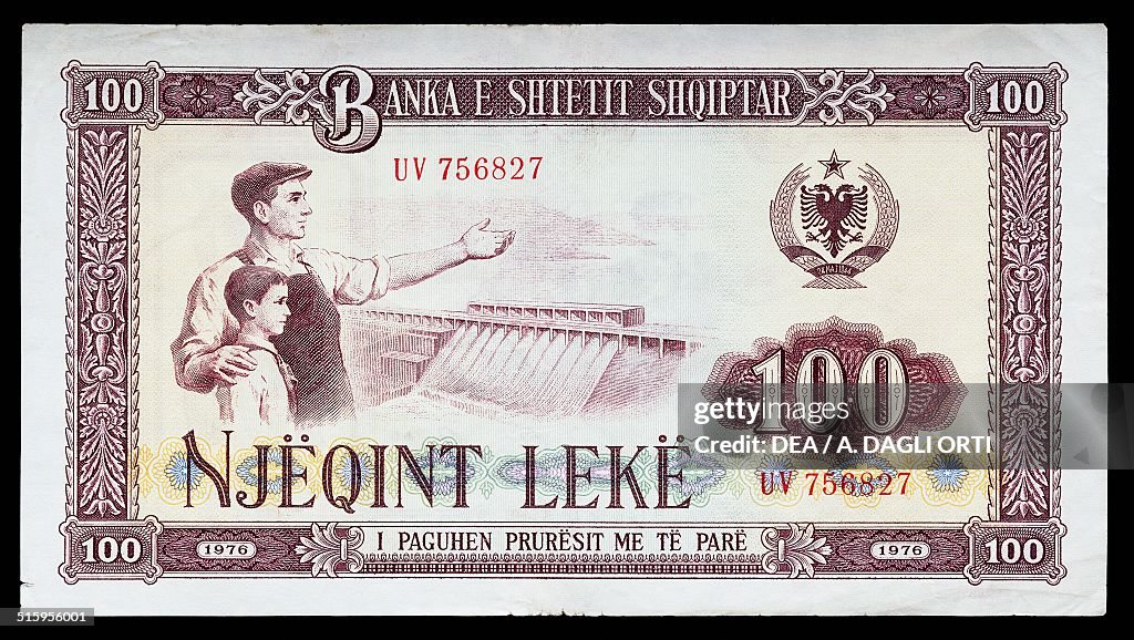 100 leke banknote...